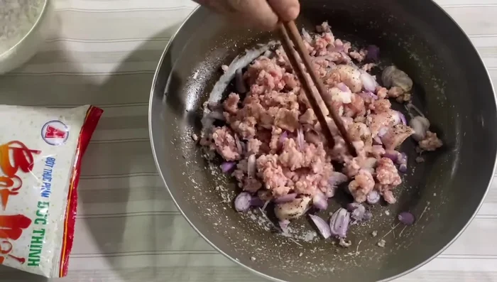 Để bột nghỉ khoảng 15 phút.