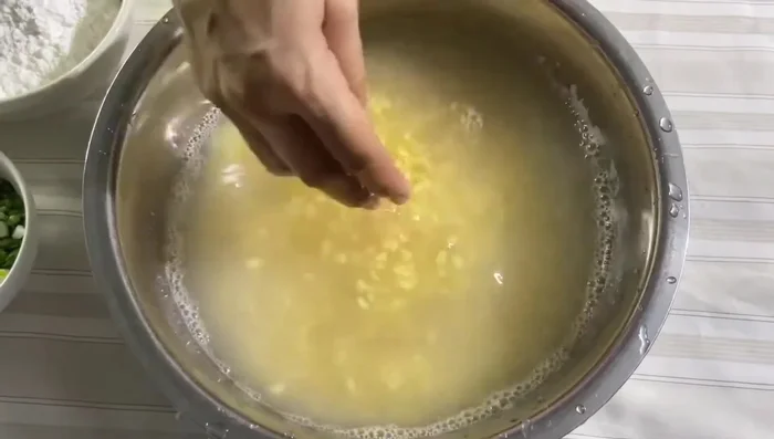 Vớt đậu xanh ra, hấp chín khoảng 30 phút.