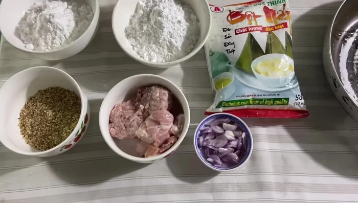 Trộn đậu xanh chín với bột ngọt, muối, đường, tiêu, hành, mè.