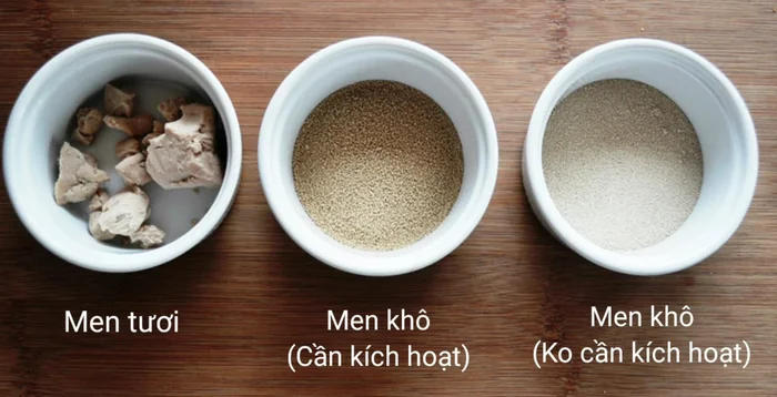 Ủ bột: Đậy kín bát bột, để bột nghỉ ở nơi ấm áp khoảng 1-2 tiếng cho đến khi bột nở gấp đôi.