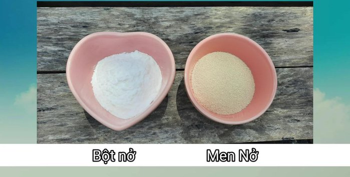 Chuẩn bị nguyên liệu: Đo đạc và chuẩn bị đầy đủ các nguyên liệu theo công thức bánh mì Việt Nam.