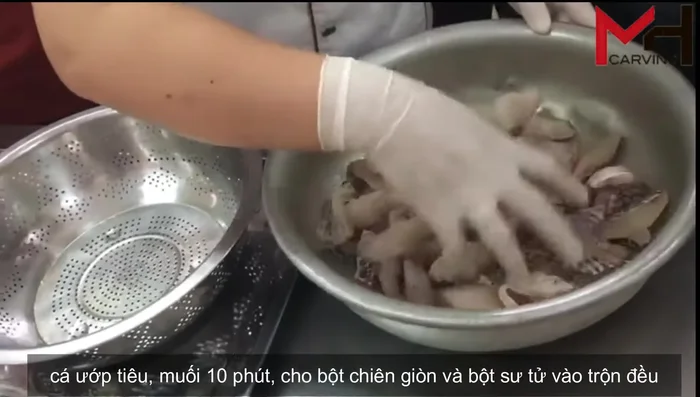Ướp cá với tiêu, muối trong 10 phút. Trộn cá với bột chiên giòn và bột năng, ủ cho ngấm.