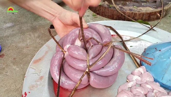 Pha chế hỗn hợp thịt lợn băm nhỏ cùng gia vị.