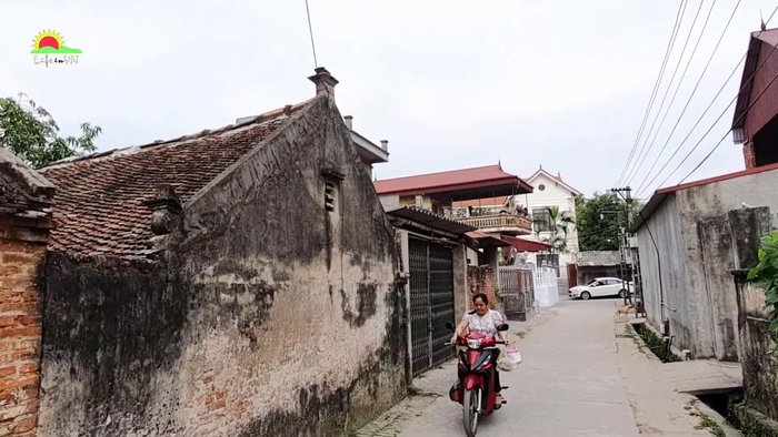 Kiểm tra độ chín của dồi lợn, đảm bảo chín đều.