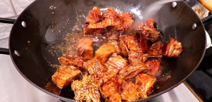 Xào thịt bò: Cho thịt bò ướp vào chảo phi thơm, xào sơ. Thêm 2 muỗng canh rượu nếp, xào tiếp. Lấy thịt bò ra, tráng chảo bằng nước, giữ lại nước sốt.