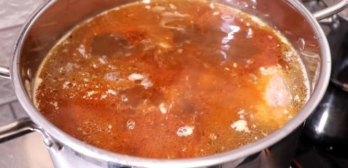 Nấu nước dùng tiếp: Cho thịt bò xào, thuốc bắc, hành gừng vào nồi nước dùng. Nêm 40g muối, 40g đường phèn. Nấu lửa nhỏ đến khi thịt mềm (khoảng 45 phút nữa). Vớt thịt bò, bắp bò, khăn lông ra.