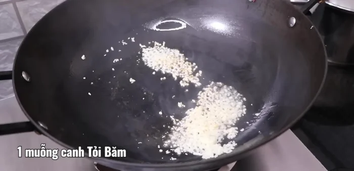 Xào cải chua: Xào tỏi băm thơm, cho cải chua vào xào, nêm 1 muỗng canh đường, 1 muỗng cà phê bột nêm gà, bột ngọt (nếu thích).