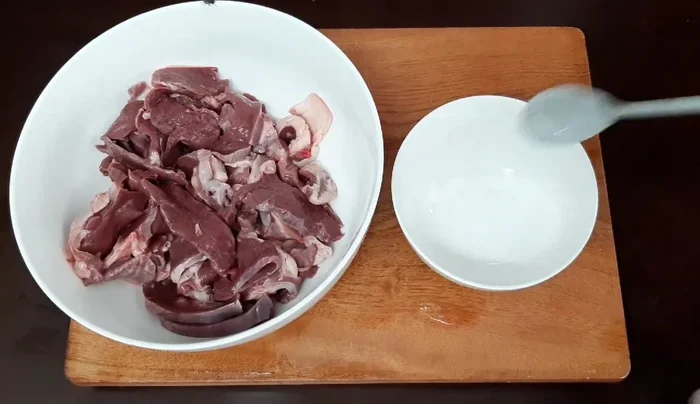 Làm nước sốt ướp tim heo: Cho vào chén 1 muỗng canh đường, 1 muỗng canh hạt nêm, ½ muỗng cà phê bột ngọt, tiêu xay, dầu hào, nước tương (15-20ml). Trộn đều.
