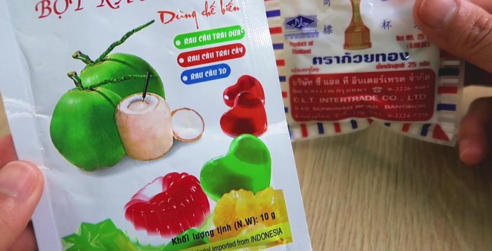 Chuẩn bị bột rau câu: Trộn đều 5 gam bột rau câu dẻo, 3 gam bột rau câu giòn và 150 gam đường.