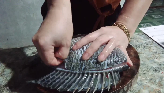 Lọc lấy phần thịt cá rô, bỏ xương để riêng (có thể dùng xương để nấu mẻ). Để lại một nửa con cá không lột da để so sánh.