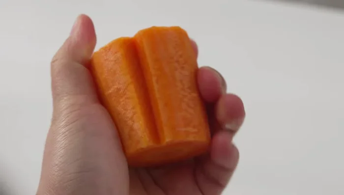 Làm đồ chua: Thái cà rốt và đu đủ xanh (hoặc su hào) mỏng. Trộn với muối, ướp 15-20 phút cho mềm, rồi rửa sạch, vắt khô. Trộn với đường, giấm, tỏi, ớt.