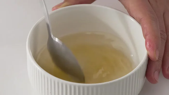 Nướng chả: Xiên chả miếng, viên chả băm vào que. Nướng trên bếp than hoa. Pha mật ong và nước theo tỉ lệ 1:1 làm nước phết lên chả.