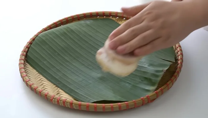 Thái mỏng thịt luộc hoặc ba chỉ.