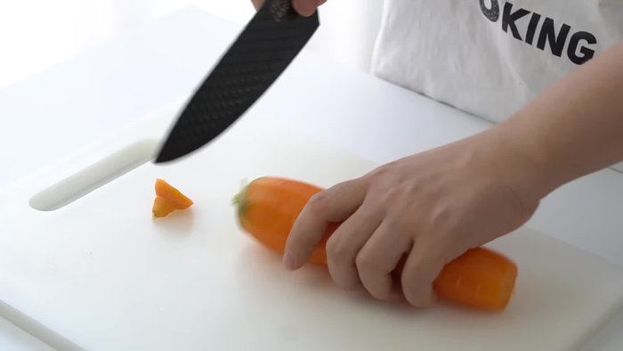 Ngâm nấm mèo cho nở. Gọt vỏ, thái nhỏ cà rốt, hành tây.