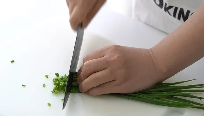 Thái nhỏ rau mùi, hành lá. Chuẩn bị các loại rau khác theo sở thích.