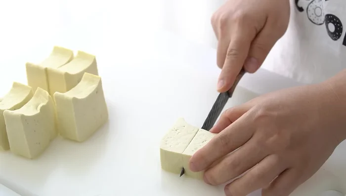 Thái đậu phụ thành miếng vừa ăn. (Tùy sở thích giòn hay mềm).