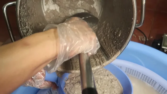 Lọc nước dùng 2 lần để loại bỏ cặn.