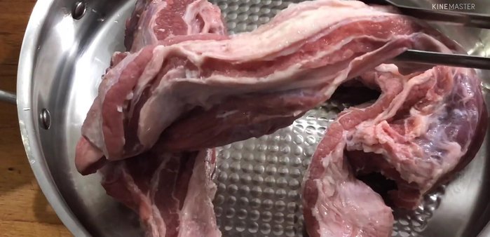 Chuẩn bị nguyên liệu: bò nạm, củ nén (hoặc hành tím), ớt, hành lá, hành tây, trứng gà, gia vị…