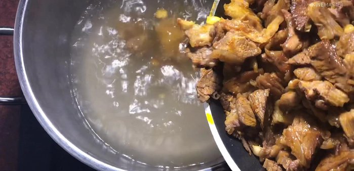 Cho thịt bò xào vào nồi nước dùng, thêm trứng gà luộc, đun sôi rồi hạ lửa nhỏ, ninh cho thịt mềm.