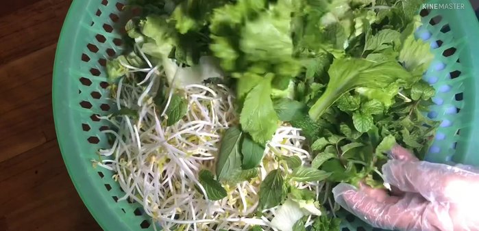Chuẩn bị rau sống: giá, bắp chuối, các loại rau thơm.