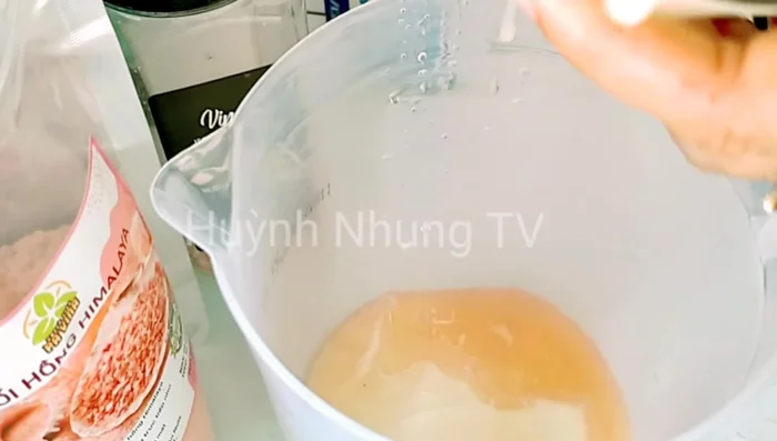 Cho sữa đặc vào ca lớn.