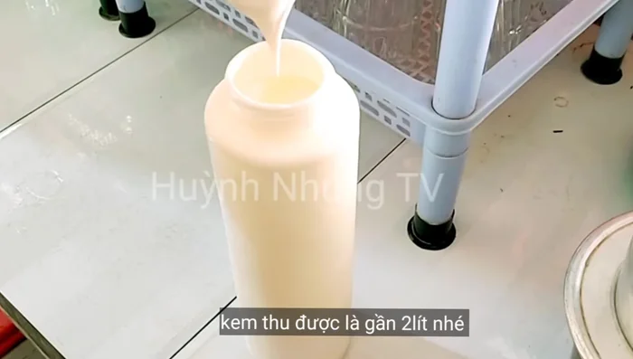Đổ kem vào hộp/chai để bảo quản.