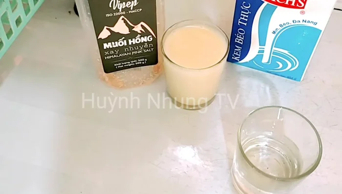 Trộn 2 muỗng cà phê muối hồng với 20ml nước nóng, khuấy đều cho đến khi muối tan hoàn toàn. (Để nguội hoặc ấm trước khi dùng)