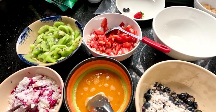 Tùy chỉnh lượng gelatin: trái cây nhiều thịt (khế) dùng ít gelatin hơn, trái cây ít thịt (chanh dây, dâu tây) dùng nhiều gelatin hơn để tạo độ sánh.
