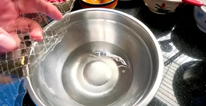 Ngâm gelatin lá trong nước lạnh cho mềm (khoảng 1 phút).