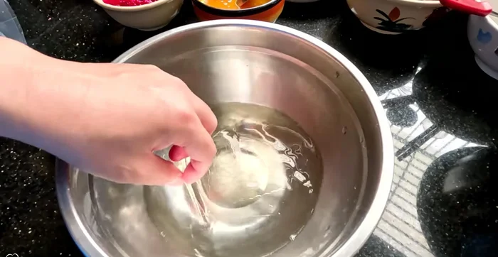 Hấp cách thủy gelatin lá đã ngâm mềm với 1 chén nước cho tan (khoảng 10 phút).