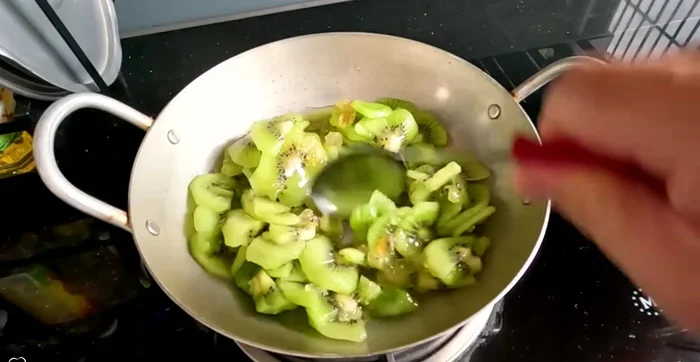 Cho trái cây đã ướp đường vào nồi, nấu lửa nhỏ, khuấy đều. Nếu muốn mứt mịn, sau khi nấu xong, lọc qua rây/túi lọc.