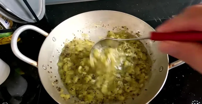 Sau 30 phút nấu, thêm gelatin đã tan vào nồi, khuấy đều. Lượng gelatin tùy theo độ đặc mong muốn và lượng nước trong trái cây.