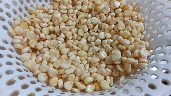 Chuẩn bị ngô nếp: Nếu ngô đã được tách hạt, bỏ đi những hạt sâu, mốc, hỏng. Nếu dùng ngô còn nguyên bắp thì tách hạt trước khi rang.
