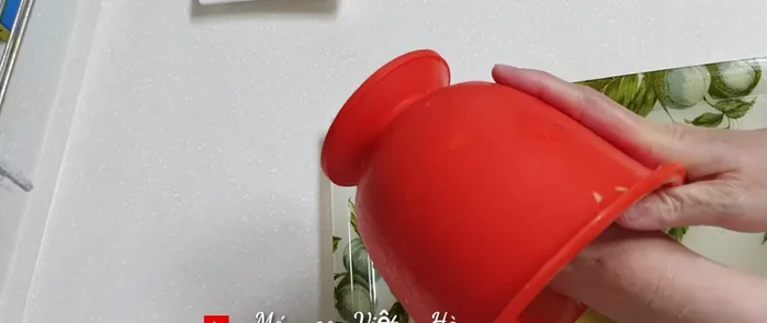 Vắt lấy nước gừng đã giã nát, giữ lại bã.