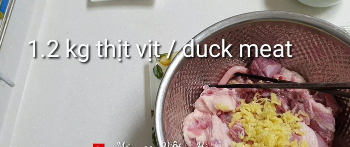 Sơ chế thịt vịt, cắt miếng vừa ăn.