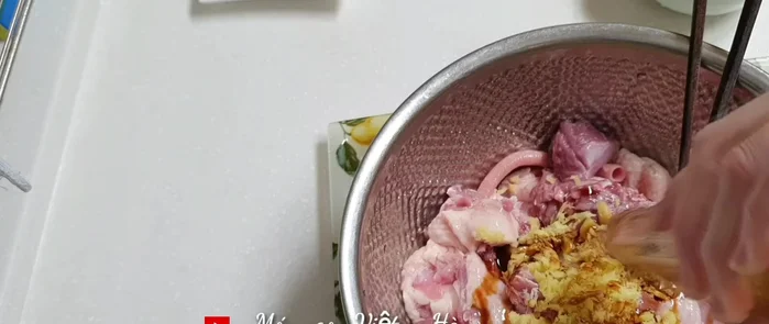 Ướp thịt vịt với dầu hào, nước mắm, bột nghệ, bã gừng, dầu ăn. Trộn đều và để 30 phút.