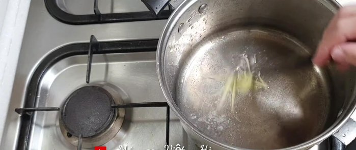 Đun nóng dầu ăn trong nồi/chảo. Phi thơm gừng thái sợi và hành khô.