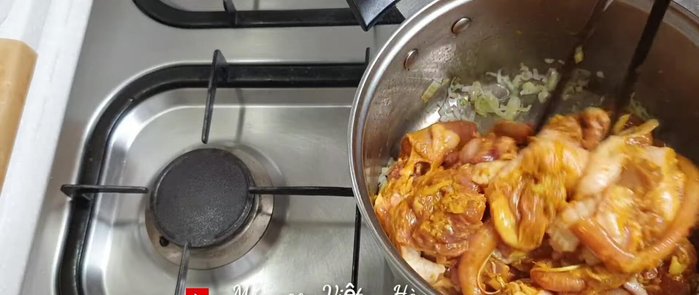 Cho thịt vịt vào đảo đều với lửa nhỏ đến khi săn lại.