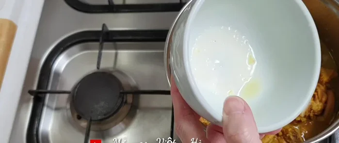 Cho nước gừng (nước vắt từ gừng giã nát) vào, đảo đều.