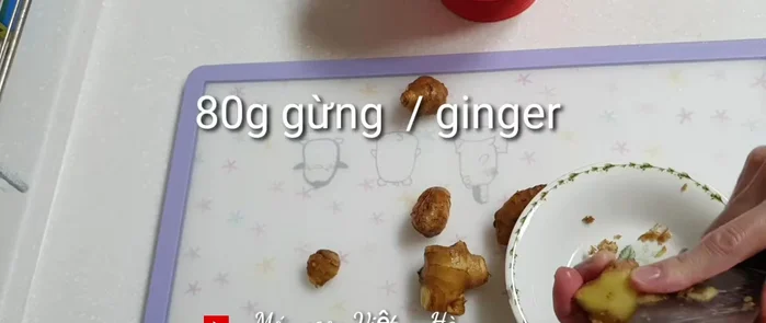 Rửa sạch gừng, gọt vỏ. Dùng 80g gừng ta thái nhỏ, một phần giã nát, phần còn lại thái sợi chỉ.