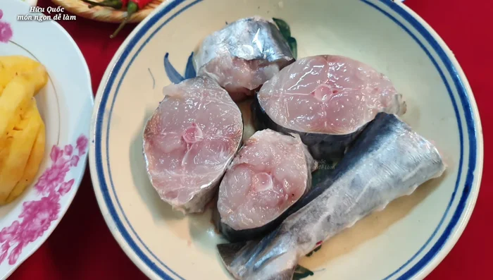 Rửa sạch cá thu, cắt khúc. Ướp cá với 1 muỗng canh muối và 1 muỗng canh giấm để khử mùi tanh. (33.18)