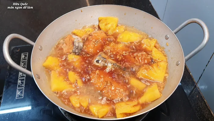Khi cá thu gần chín, cho thêm 1 muỗng canh nước mắm, ớt, kho thêm 1-2 phút. (493.62)