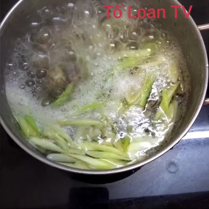 Đun sôi nước, sau đó luộc ốc khoảng 4-5 phút (tính từ khi nước sôi).
