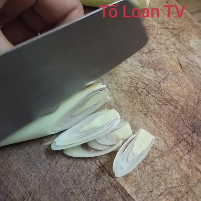 Cắt sả thành lát dài.