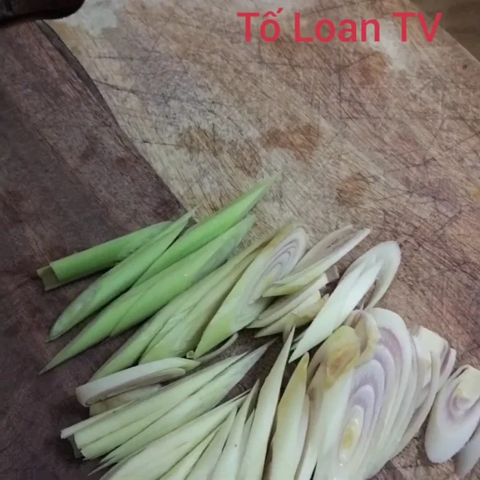 Cho ốc vào nồi, đổ nước lạnh ngập ốc.