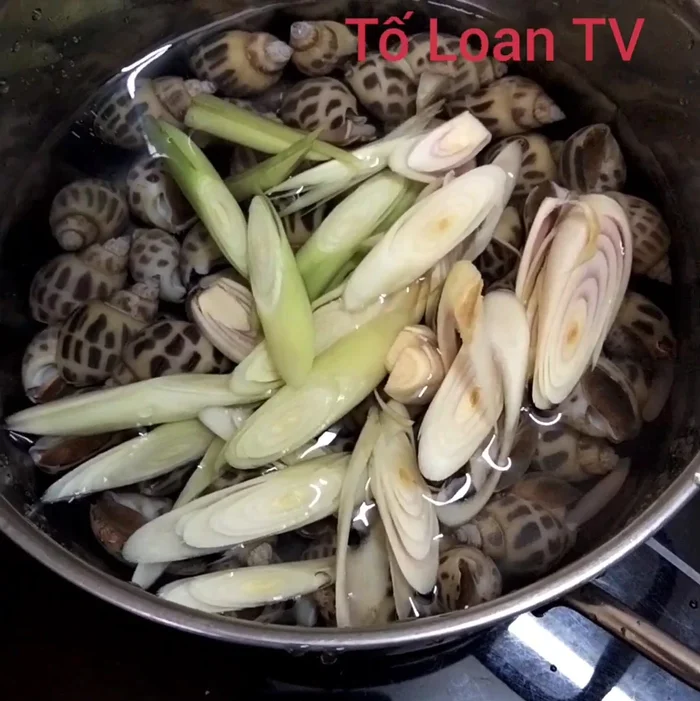 Cho sả thái lát vào nồi.