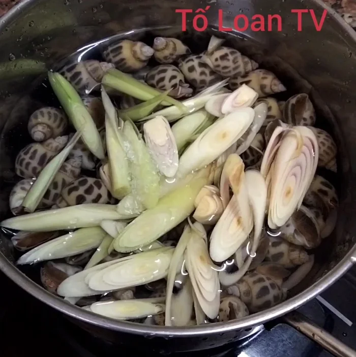 Thêm bột ngọt và đường vào nồi.