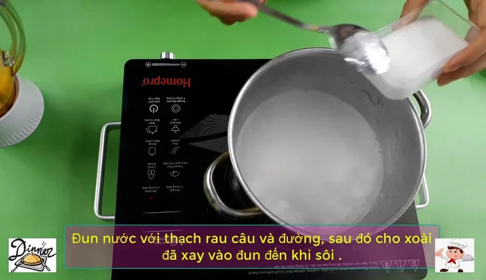 Cho 1/3 lượng đường vào hỗn hợp rau câu đang sôi, khuấy tan. Tùy chỉnh lượng đường theo khẩu vị.