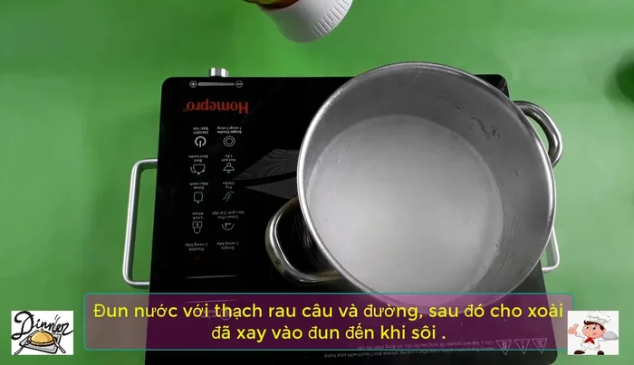 Cho xoài xay vào hỗn hợp, khuấy đều rồi tắt bếp.
