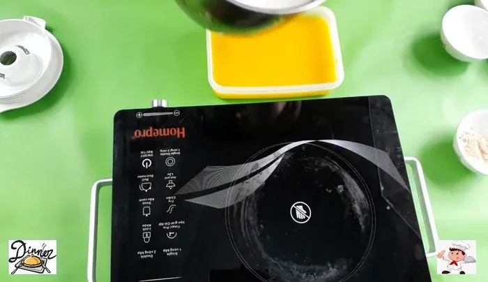 Đổ hỗn hợp nước cốt dừa lên hỗn hợp xoài.